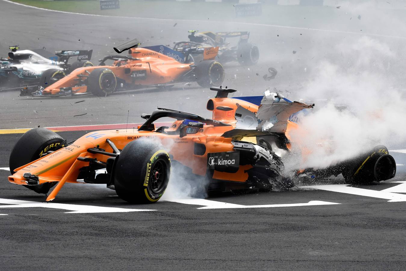 Fotos: Las imágenes del brutal accidente de Fernando Alonso