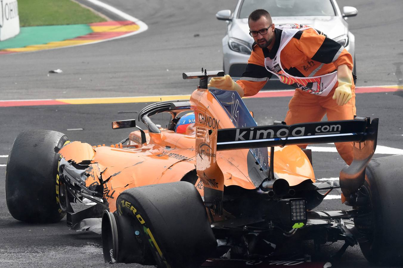 Fotos: Las imágenes del brutal accidente de Fernando Alonso