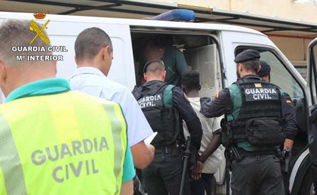 Imagen principal - Imagen de tres de los detenidos hoy. 