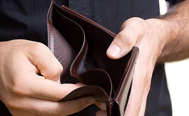 El portero de un pub de la calle Corrida de Gijón frena la huida nocturna de un carterista leonés