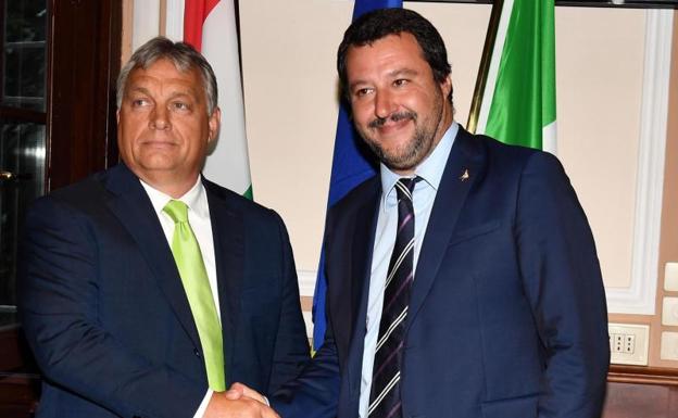 El ministro italiano del Interior, Matteo Salvini (d), recibe al primer ministro húngaro, Viktor Orban (i).