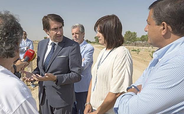 El consejero de Fomento y Medio Ambiente, Juan Carlos Suárez-Quiñones, visita dos plantaciones de árboles cedidos por la Junta al Ayuntamiento de Langa.