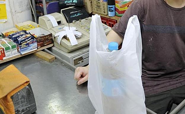 El Ayuntamiento de León inicia una campaña sobre el uso de las bolsas de plástico