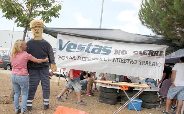 UNa trabajadora de Vestas, este miércoles, en el campamento permanente.