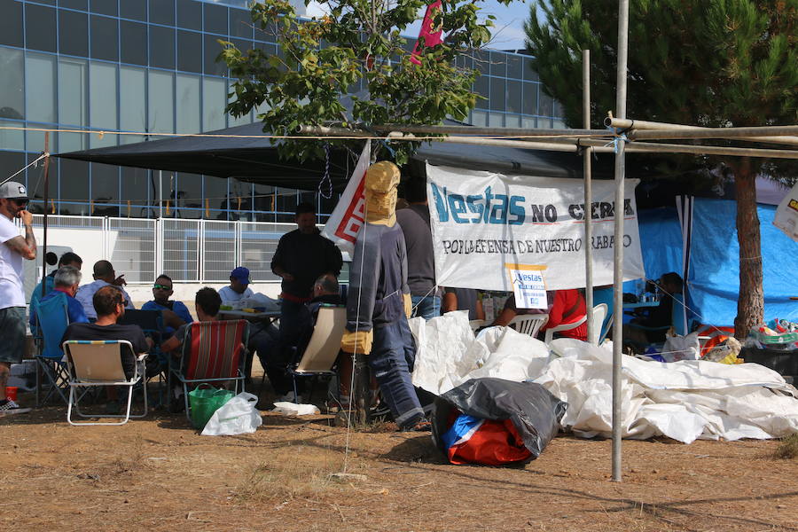 Fotos: Los trabajadores de Vestas no abandonan el campamento