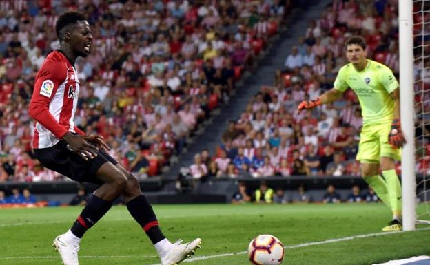 Axel Werner, portero del Huesca, en San Mamés, observa a Iñaki Williams. 