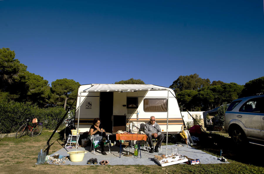 Un matrimonio toma el sol en un camping de Cádiz.