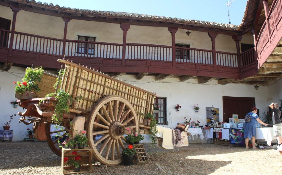 El patio de la Casa de Quichín acoge varios puestos de artesaía. 