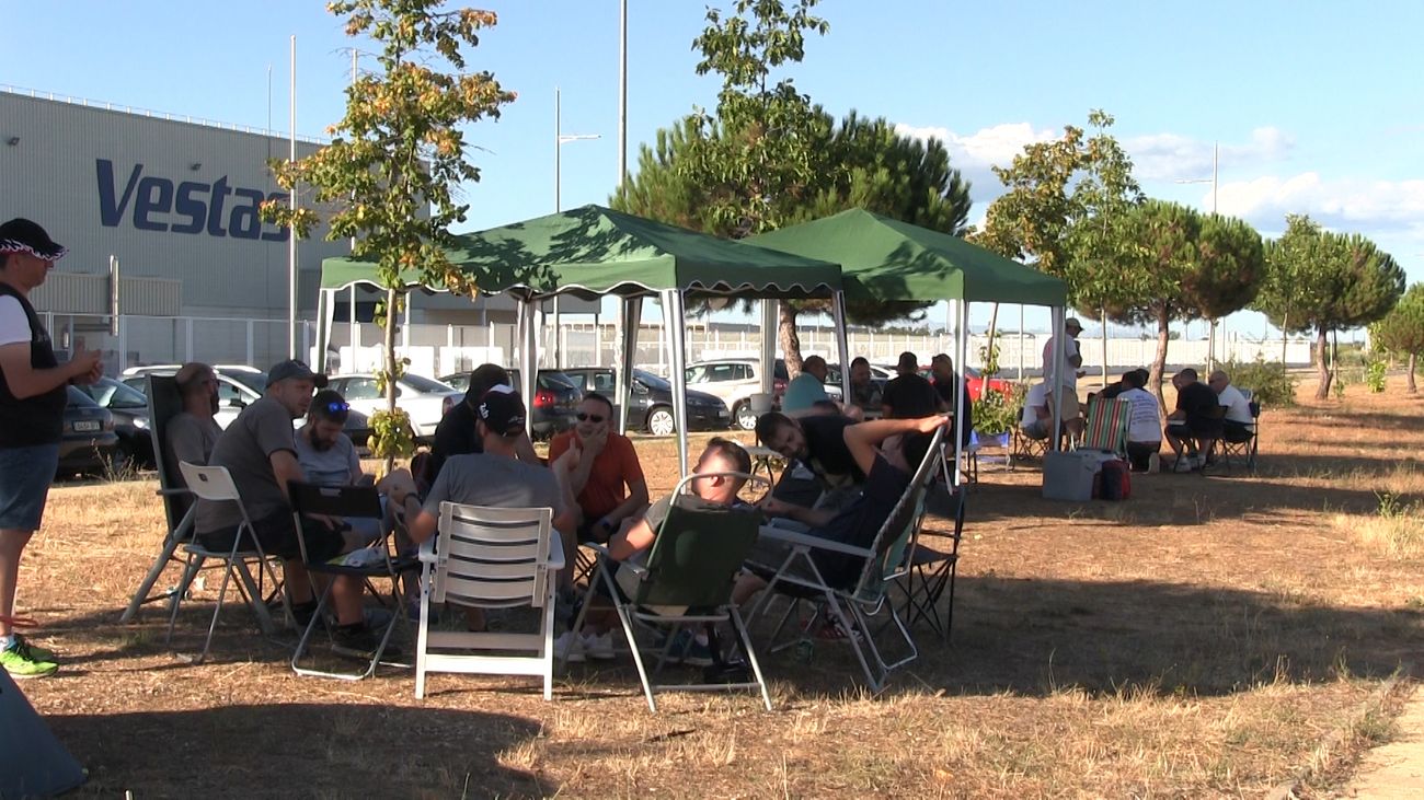 La acampada de Vestas: indignación, una cocina, un ataud y preparados para una larga lucha