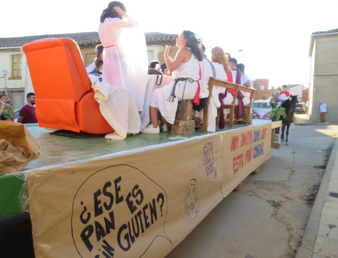 Fotos: Colorido y diversión por las calles de Matadeón de los Oteros