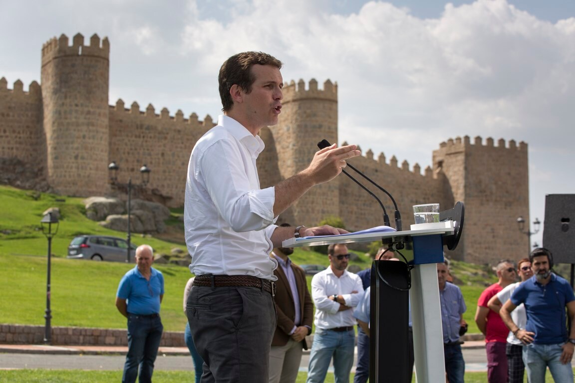 El presidente del Partido Popular, Pablo Casado, presidió en Ávila el acto de inicio del curso político del PP. En la foto acompañado por Alfonso Fernández Mañueco y por Adolfo Suarez