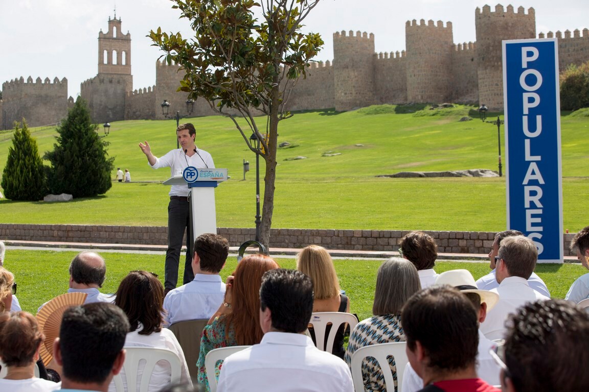 El presidente del Partido Popular, Pablo Casado, presidió en Ávila el acto de inicio del curso político del PP. En la foto acompañado por Alfonso Fernández Mañueco y por Adolfo Suarez