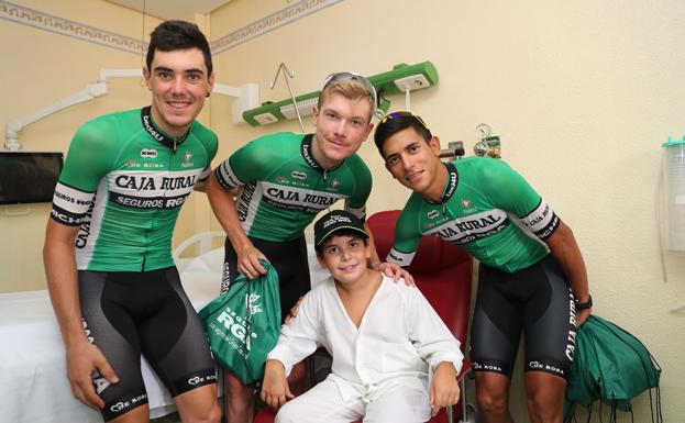 Álex Aranburu, Nick Schultz y Nélson Soto, ciclistas del Caja Rural, en su visita al Hospital de Salamanca.