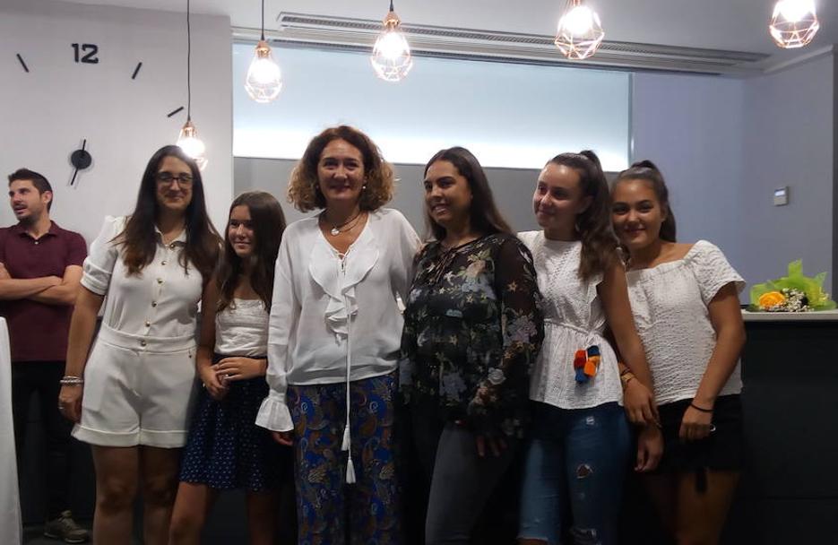 La alcaldesa de Ponferrada, Gloria Fernández Merayo (3I) y la directora del centro, Isabel Mazariegos (I), durante la inauguración.