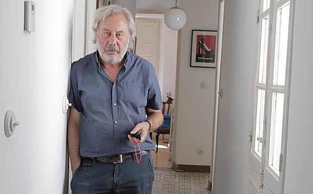 Julio Llamazares, en su domicilio.