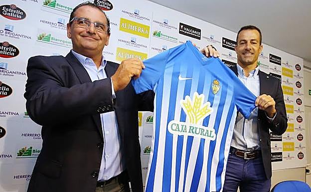 Firma del acuerdo entre Caja Rural y la Ponferradina.