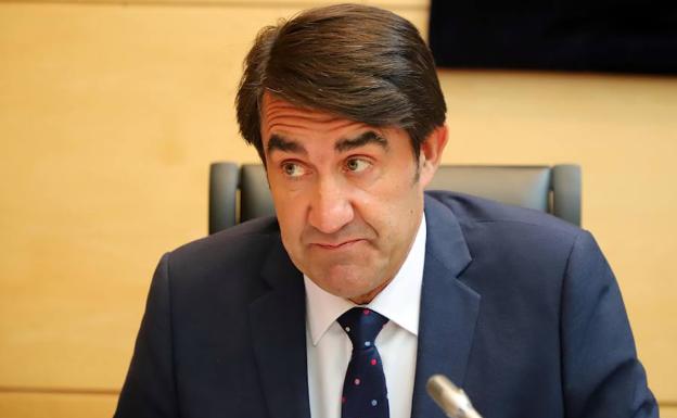 El consejero de Fomento y Medio Ambiente, Juan Carlos Suárez-Quiñones, comparece en las Cortes a petición propia para informar sobre la cesión de la obra entre Villadangos del Páramo-Valcavado.