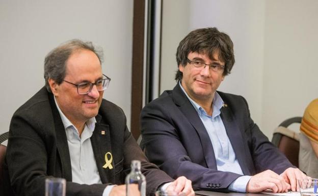 Quim Torra, junto a Carles Puigdemont en un acto en Bruselas.