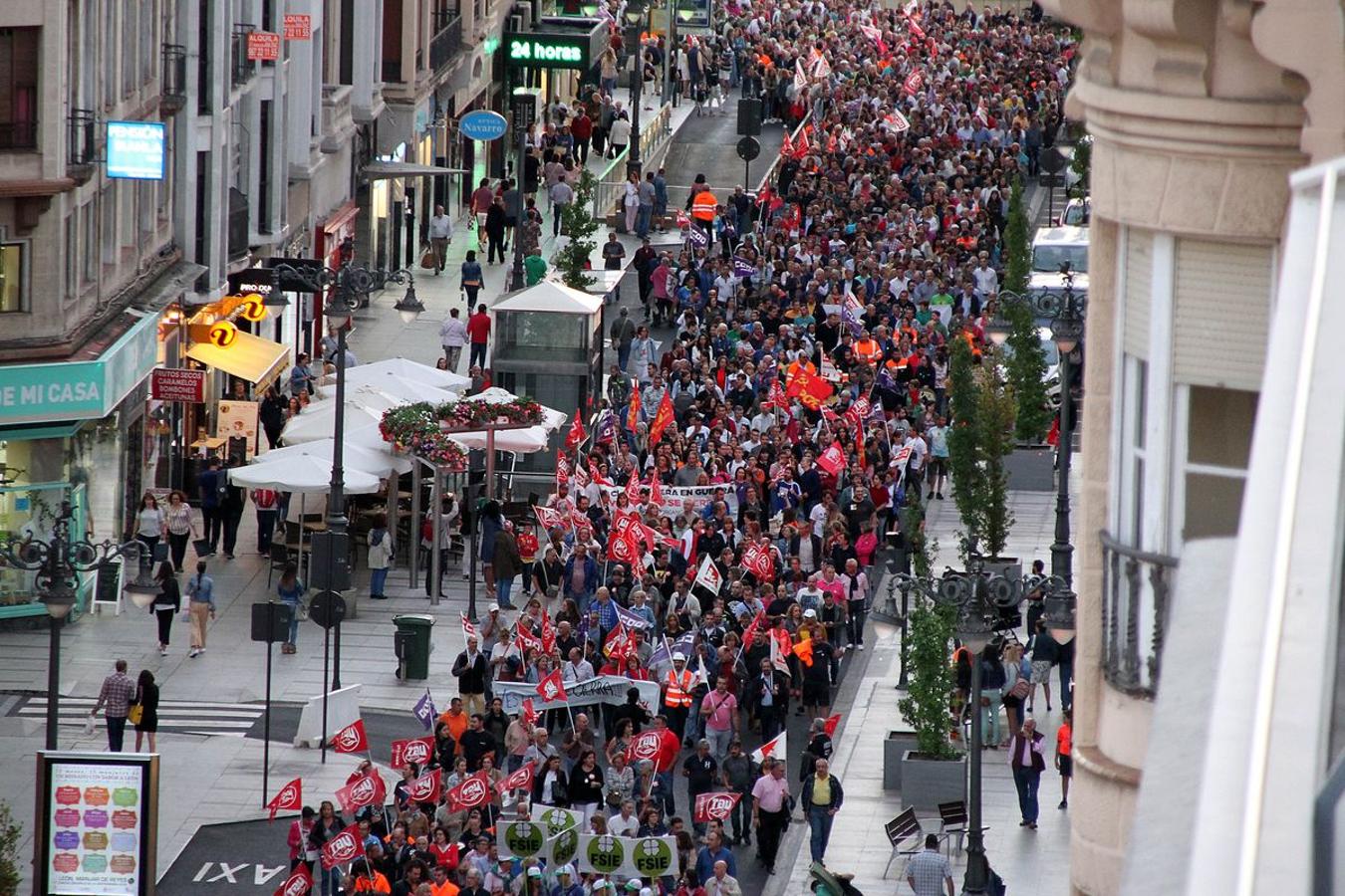 Hasta 20.000 personas han recorrido este jueves el centro de León para respaldar a Vestas y denunciar el cierre de la empresa.