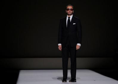 Imagen secundaria 1 - Arriba y abajo a la derecha, varias de las propuestas de Tom Ford. A la izquierda, el diseñador. 