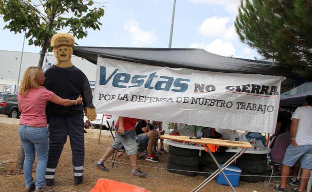 Trabajadores de Vestas en el campamento permanente situado en Villadangos.