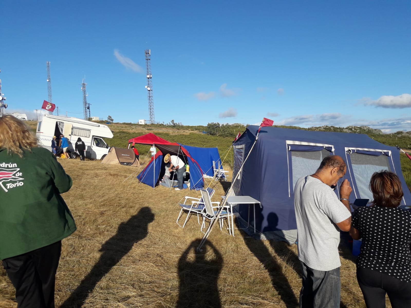 Decenas de personas acudieron en la tarde de ayer a La Camperona en los preparativos para la jornada de este viernes