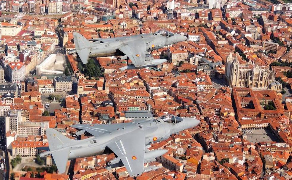 Los aviones Harrier con la Catedral al fondo.