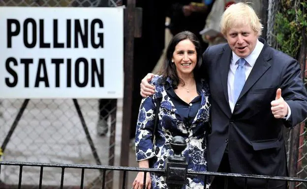 Imagen de archivo muestra al exministro británico de Asuntos Exteriores Boris Johnson (d) y su mujer, Marina Wheeler. 