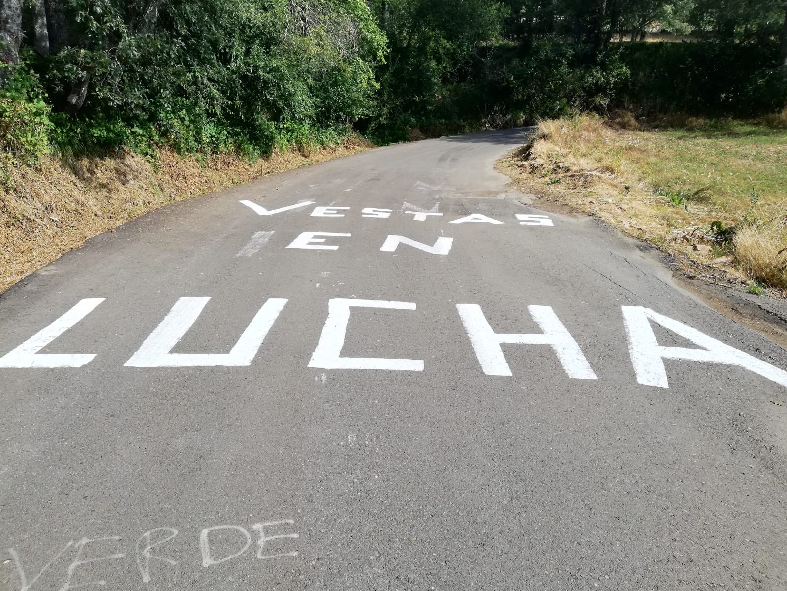 Decenas de personas acudieron en la tarde de ayer a La Camperona en los preparativos para la jornada de este viernes