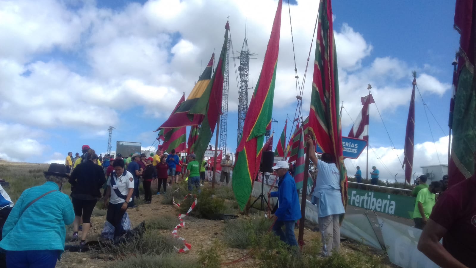 Decenas de personas acudieron en la tarde de ayer a La Camperona en los preparativos para la jornada de este viernes