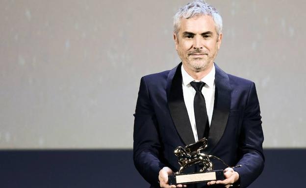 Alfonso Cuarón sostiene el León de Oro.