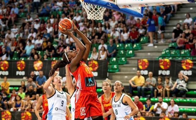 Las chicas de la selección española y albiceleste en el amistoso disputado en el Pabellón Multiusos de Cáceres