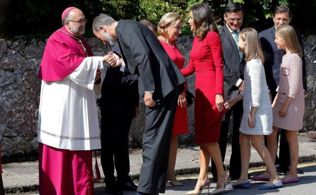 El Rey saluda a Jesús Sanz Montes.