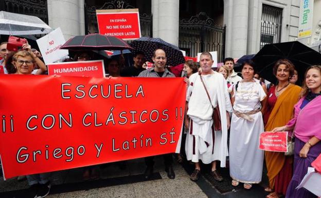 Protesta frente al Ministerio de Educación en Madrid.