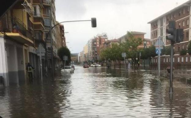 Vista de la Avenida Fernández ladreda parcialmente inundada. 