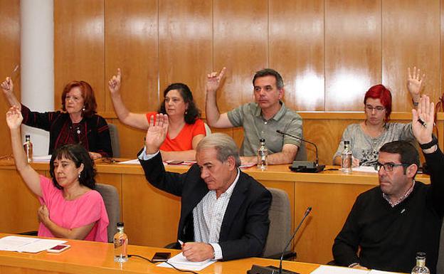 Laura Fernández, de rojo, daría el paso al frente para asumir la Alcaldía de San Andrés. Imagen del pleno del pasado miércoles. 