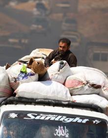 Imagen secundaria 2 - Los intensos bombardeos han provocado la destrucción de parte de la ciudad siria, cuyos habitantes huyen en masa de la batalla.