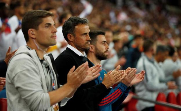 Luis Enrique, junto a sus ayudantes.