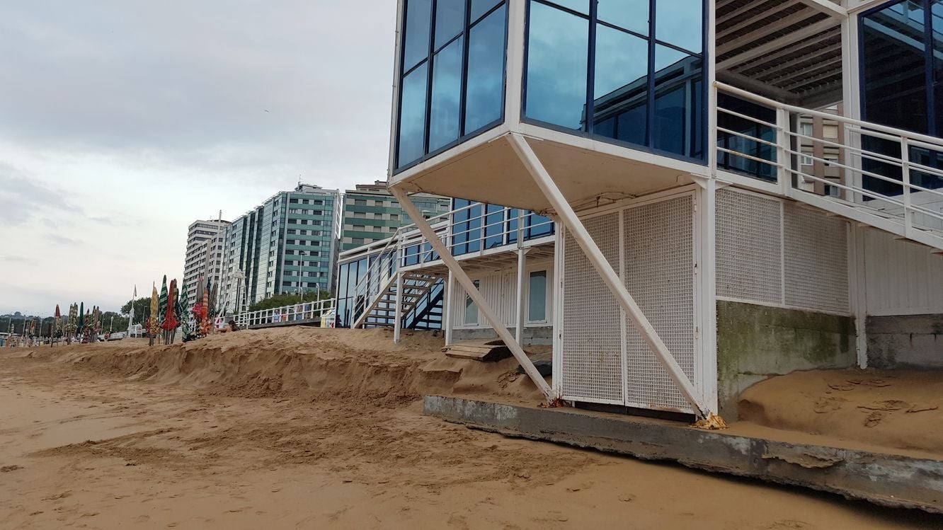 La Playa de San Lorenzo en Gijón, un clásico de los leoneses, se queda sin arena | «Ya no se puede venir a esta playa», aseguran con tristeza sus usuarios