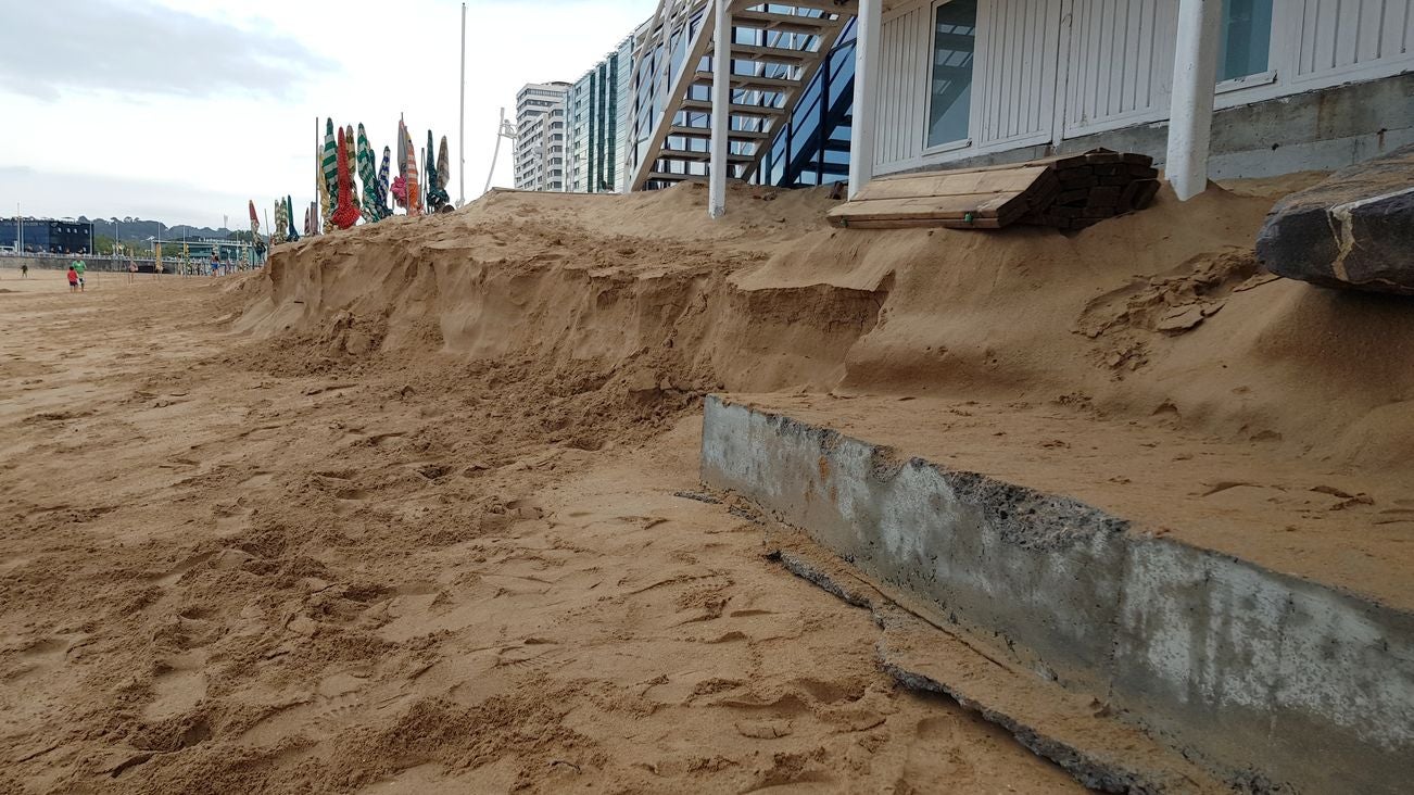 La Playa de San Lorenzo en Gijón, un clásico de los leoneses, se queda sin arena | «Ya no se puede venir a esta playa», aseguran con tristeza sus usuarios
