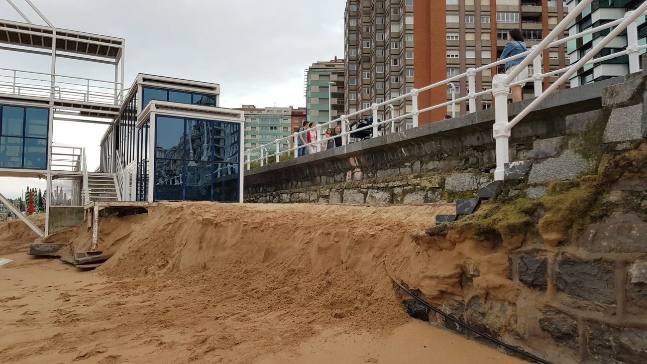 La Playa de San Lorenzo en Gijón, un clásico de los leoneses, se queda sin arena | «Ya no se puede venir a esta playa», aseguran con tristeza sus usuarios