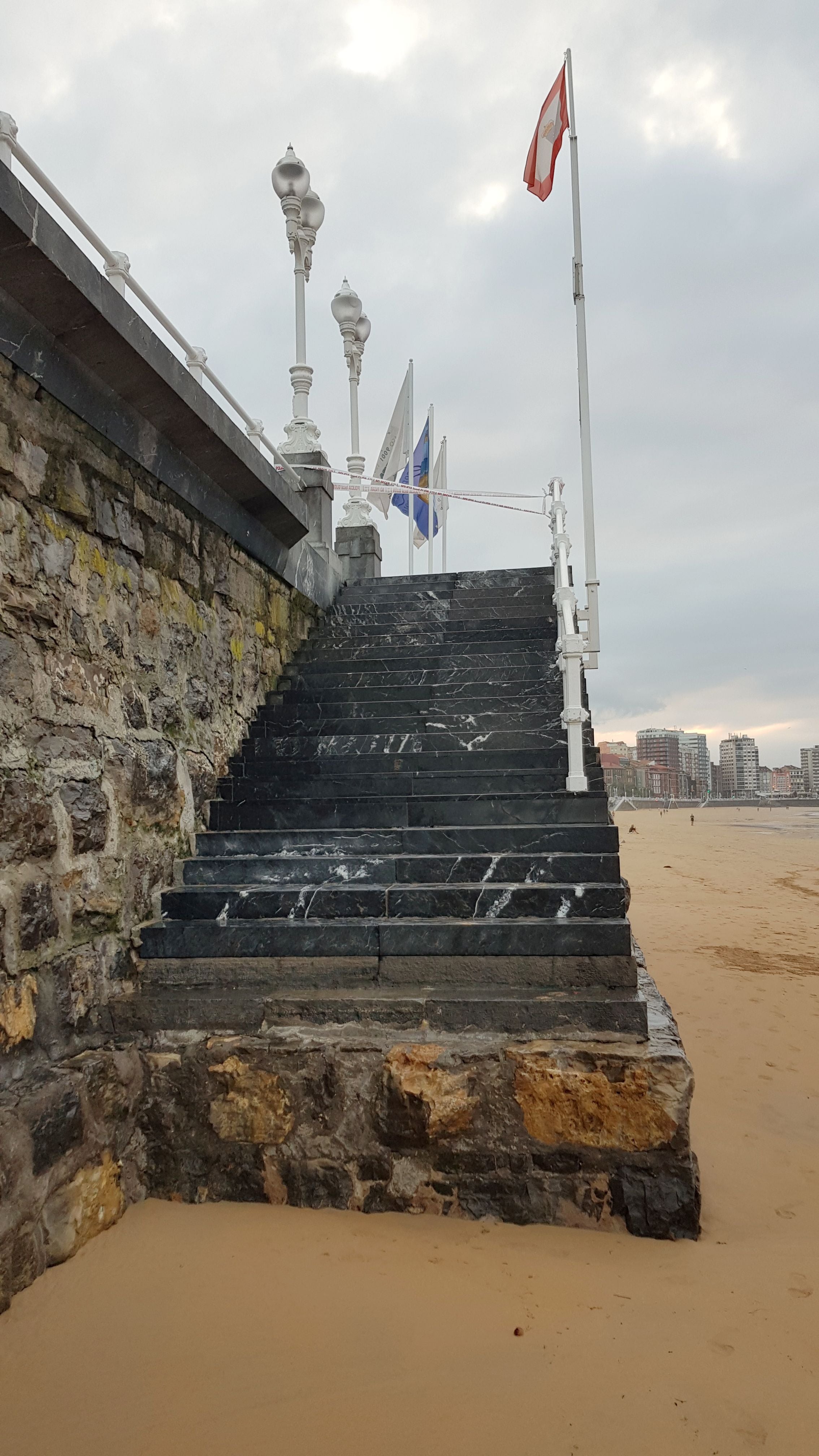 La Playa de San Lorenzo en Gijón, un clásico de los leoneses, se queda sin arena | «Ya no se puede venir a esta playa», aseguran con tristeza sus usuarios
