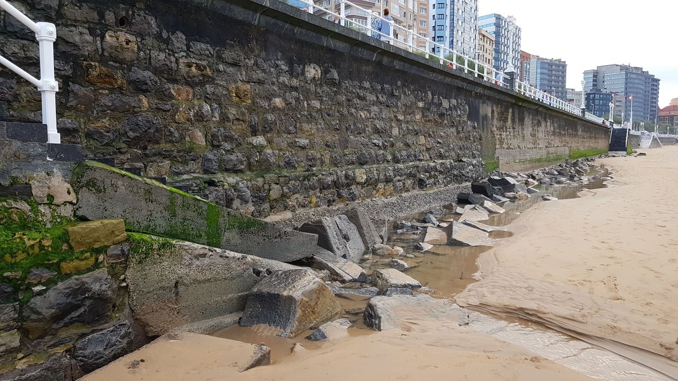 La Playa de San Lorenzo en Gijón, un clásico de los leoneses, se queda sin arena | «Ya no se puede venir a esta playa», aseguran con tristeza sus usuarios