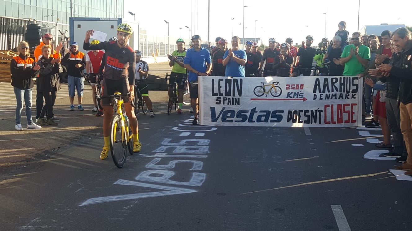 El trabajador de Vestas Andrés Turienzo Llamazares, 'Piru', inicia su marcha en bici para llevar a Dinamarca una carta exigiendo que la planta de León siga abierta