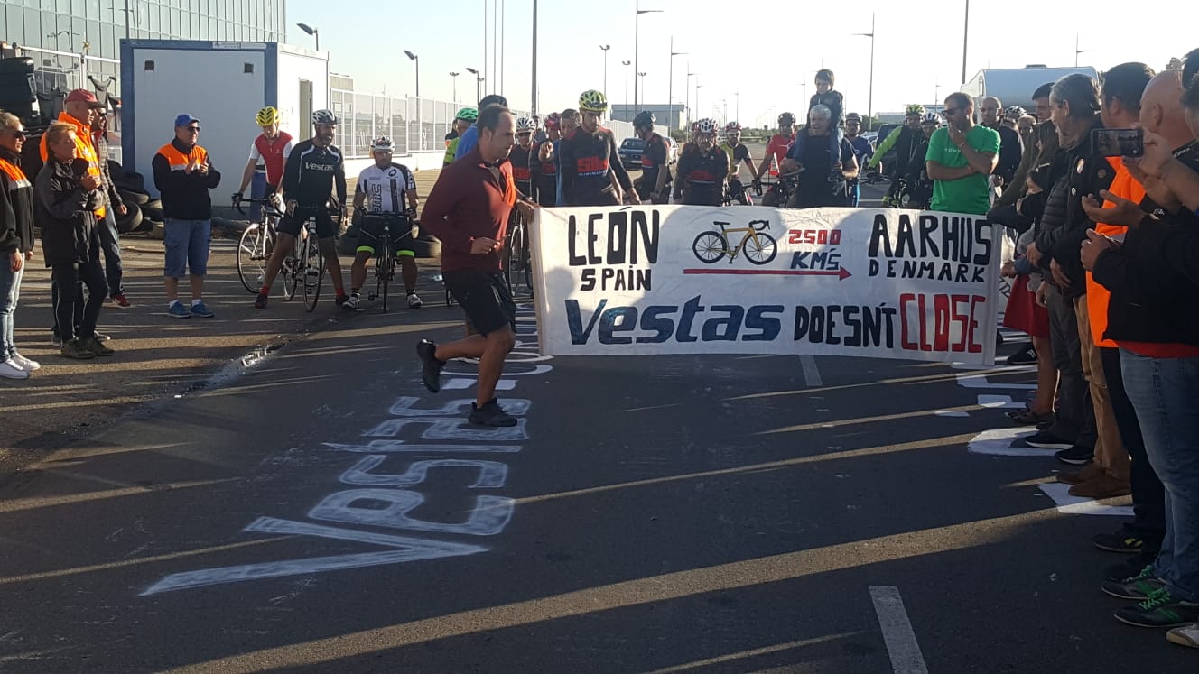 El trabajador de Vestas Andrés Turienzo Llamazares, 'Piru', inicia su marcha en bici para llevar a Dinamarca una carta exigiendo que la planta de León siga abierta