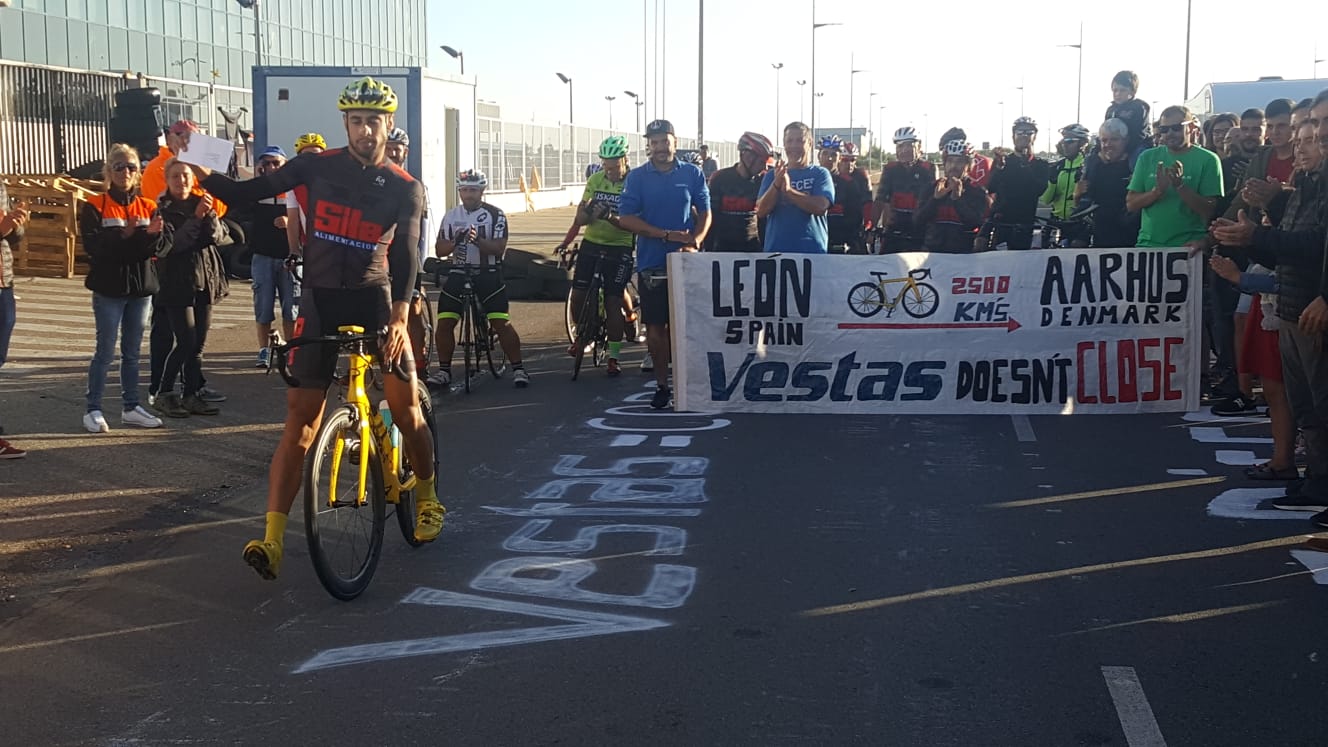 El trabajador de Vestas Andrés Turienzo Llamazares, 'Piru', inicia su marcha en bici para llevar a Dinamarca una carta exigiendo que la planta de León siga abierta