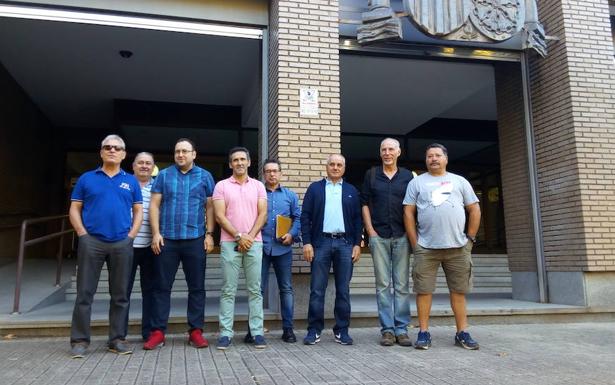 Trabajadores de Masa Galicia ante los juzgados de Ponferrada instantes previos al inicio de los juicios por los despidos.