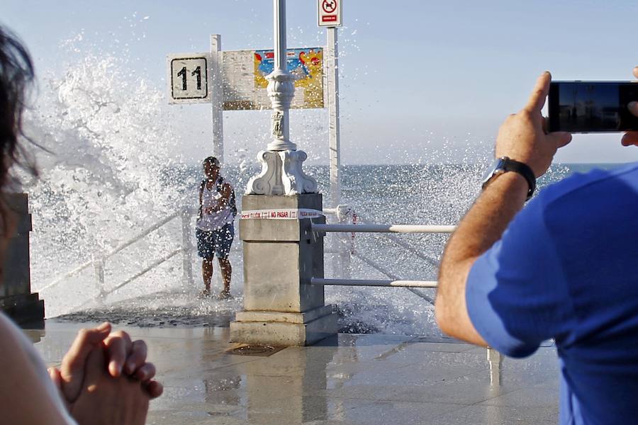 Los paseantes del Muro no dudaron en mojarse para obtener la mejor foto de un mar Cantábrico que mojó y mucho el paseo. Mareas vivas que siempre suscitan mucha expectación.