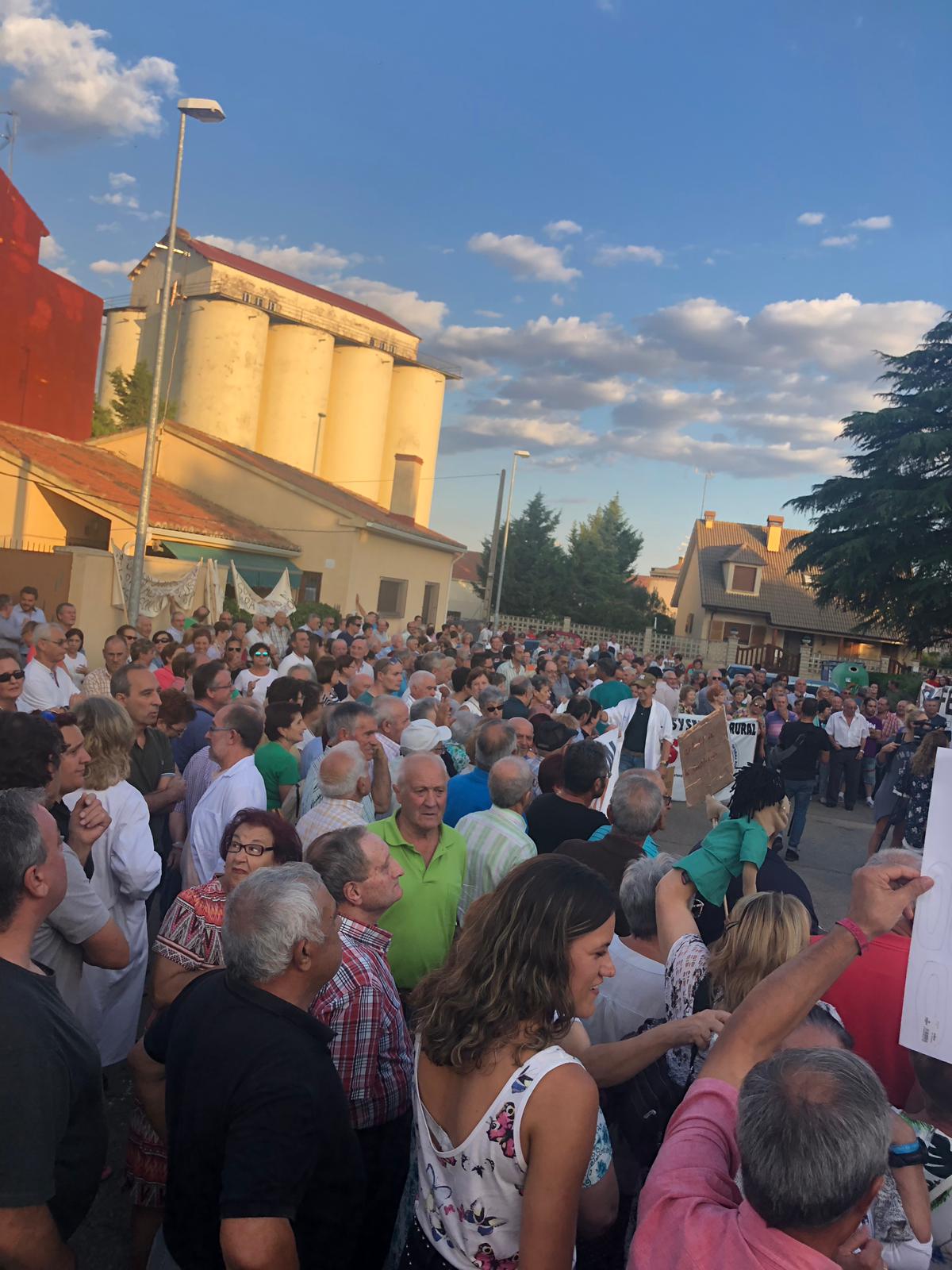 Fotos: 1.500 personas claman en Valderas contra la precariedad en la sanidad rural