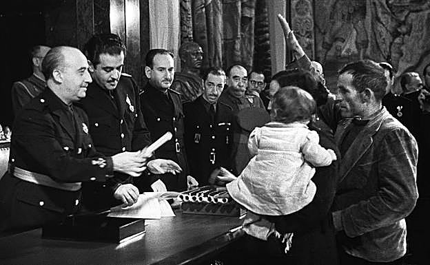 Francisco Franco otorga un premio de la natalidad a una familia en 1942. 
